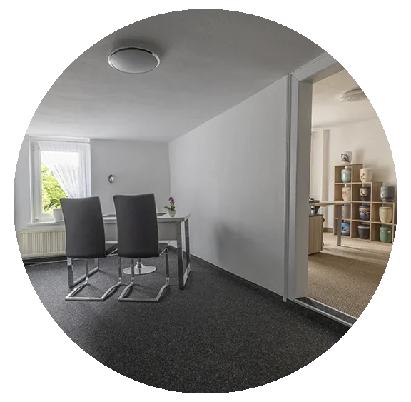 Büro mit Urnen